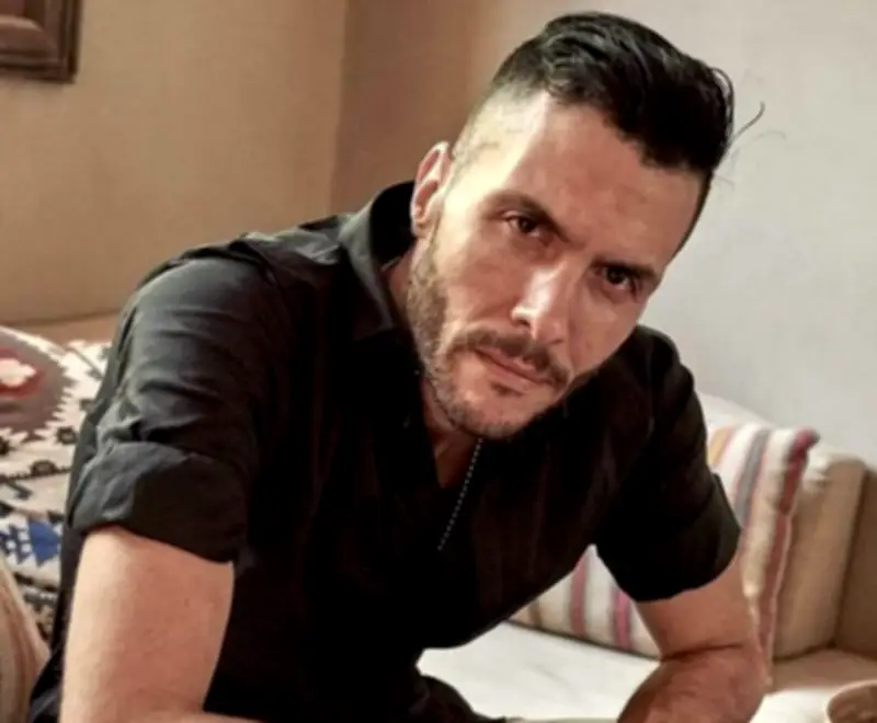 أمير عيد يثير الجدل بإهانة الصحفيين في عزاء طليقته دون تعليق رسمي