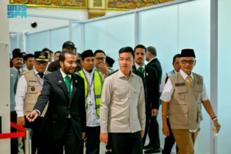 نائب الرئيس الإندونيسي يزور صالة مبادرة طريق مكة في مطار سورابايا