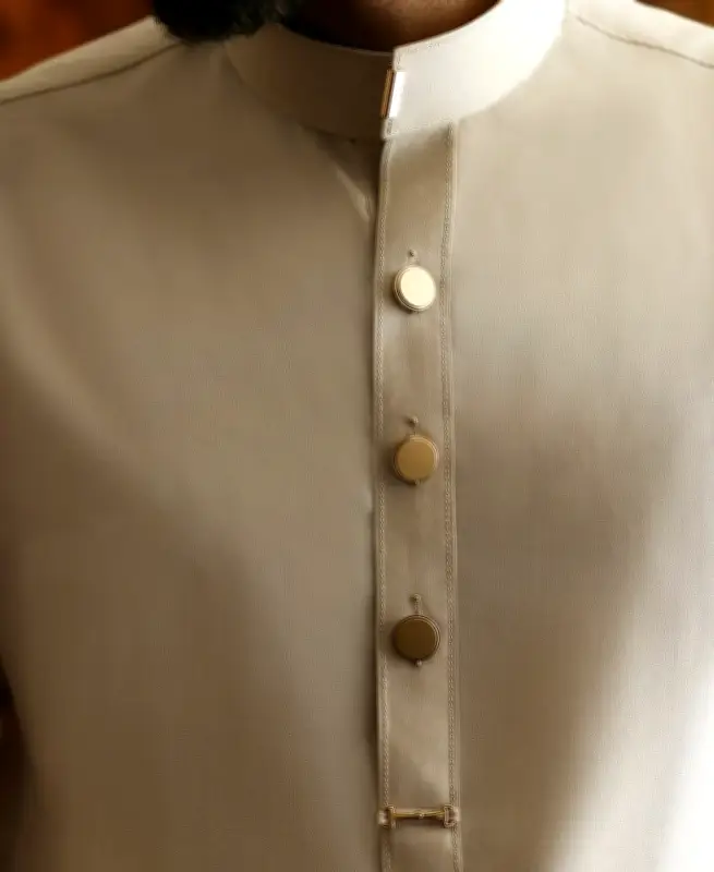 أزرار الثوب الرجالي: تفصيلة صغيرة تصنع حضوراً أنيقاً في الإطلالة