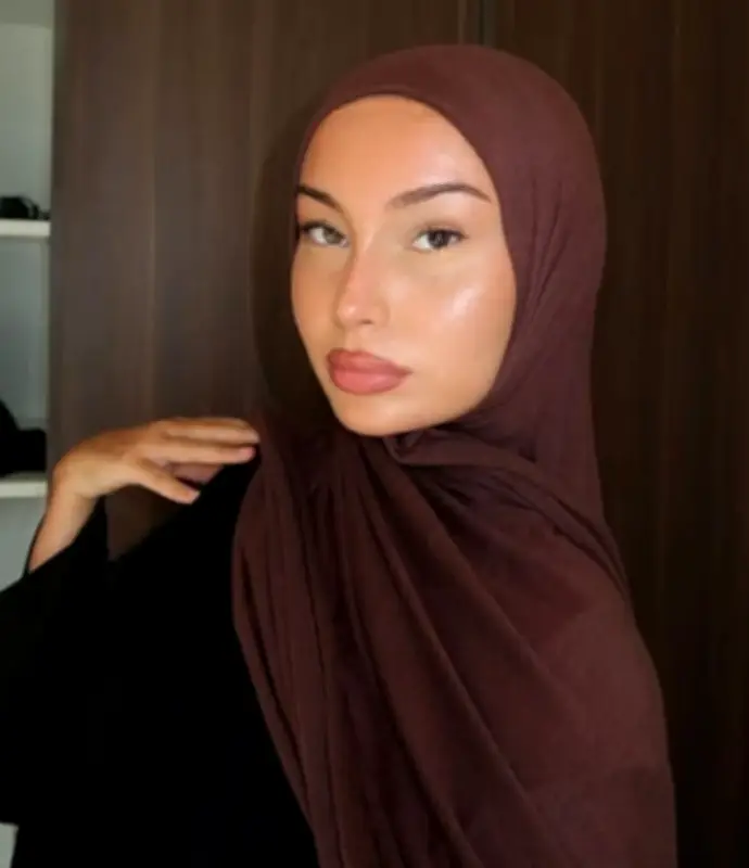 خامات الطرح في الصيف: توازن بين الراحة والأناقة في مواجهة الحرارة