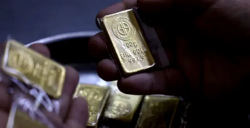 ارتفاع أسعار الذهب عالمياً مدعوماً بضعف الدولار وسط توقعات نقدية متشائمة