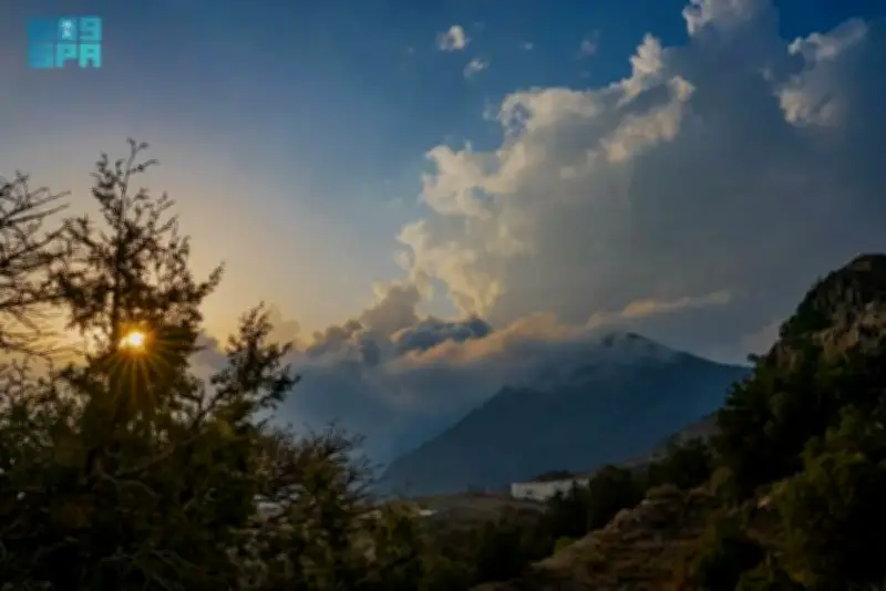 غيوم وضباب يكسوان قمم الباحة ويجذبان الزوار لمشاهدة المناظر الضبابية