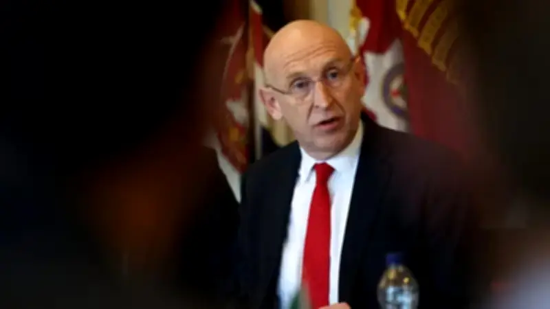 وزير الدفاع البريطاني يلمح إلى يد روسية خفية وراء هجمات إيران العسكرية بالشرق الأوسط