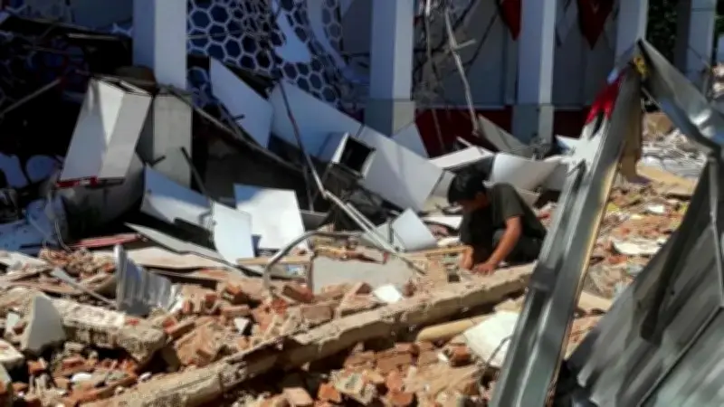 زلزال قوي يضرب إندونيسيا ويتسبب في أمواج تسونامي وانهيارات مبانٍ