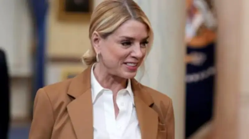 تقارير: ترامب يفكر في إقالة النائبة العامة بام بوندي بسبب ملفات إبستين