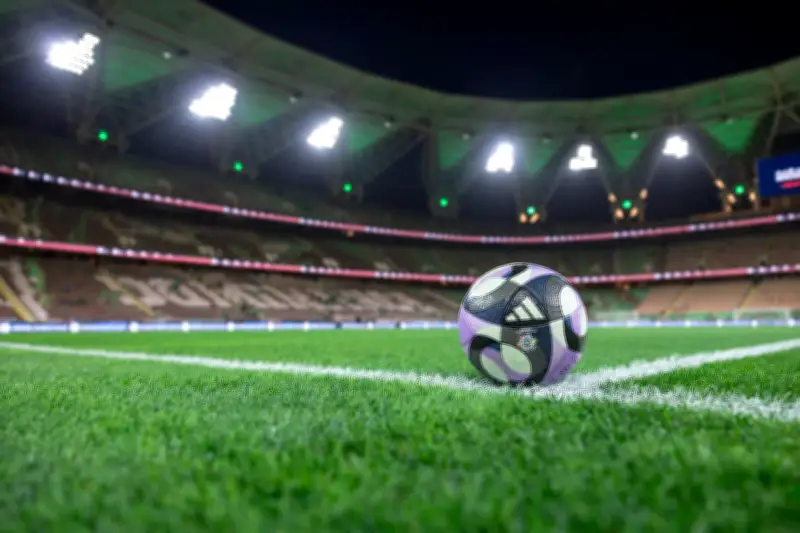 الدوري السعودي يستأنف غداً بثلاث مواجهات حاسمة في صراع القمة والهبوط