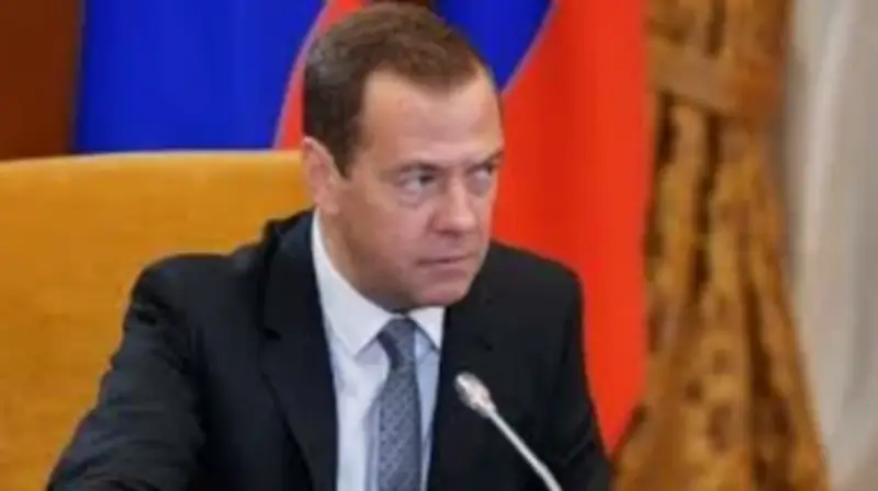 ميدفيديف يحذر: الاتحاد الأوروبي قد يتحول إلى تحالف عسكري أسوأ من الناتو