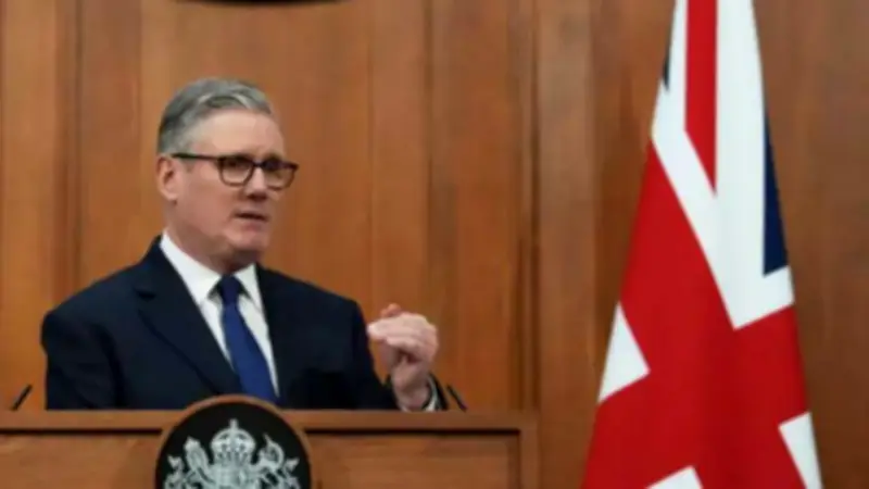 لندن تستعد لـ"انتقام" واشنطن: ستارمر يبتعد عن ترامب ويعزز تحالفاته مع كندا وأستراليا