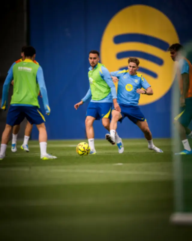 قمة إسبانية ساخنة.. أتلتيكو مدريد يستضيف برشلونة في اختبار حاسم للقب