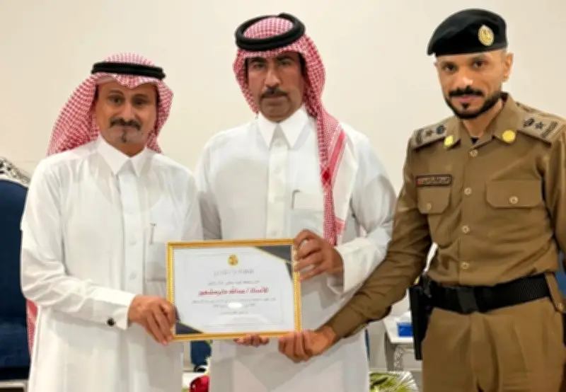 محافظ الطوال يكرم الصحفي عبدالله مشهور تقديراً لجهوده في مهرجان جازان الشتوي