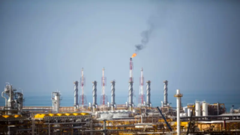 إسرائيل تستهدف منشآت بتروكيماوية في إيران.. وسقوط قتلى وانفجارات في طهران وبوشهر