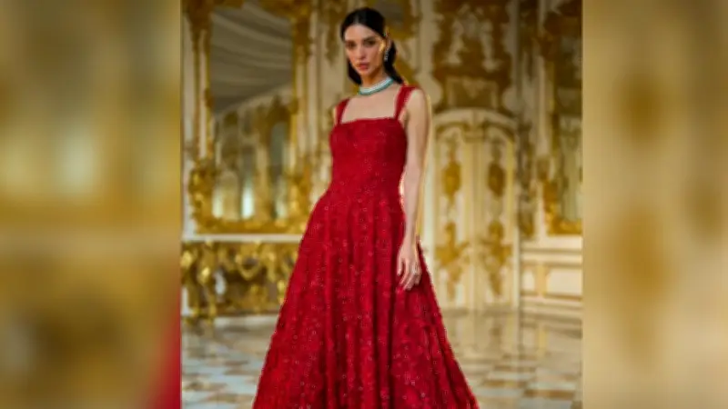 سيما غوجرال تطلق مجموعة "أمسية مسرحية" بأزياء تجمع بين الرومانسية المعاصرة والحرفية الراقية