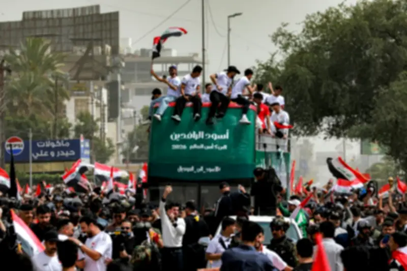 آلاف العراقيين يحتفلون بعودة المنتخب الوطني إلى بغداد بعد التأهل التاريخي لكأس العالم