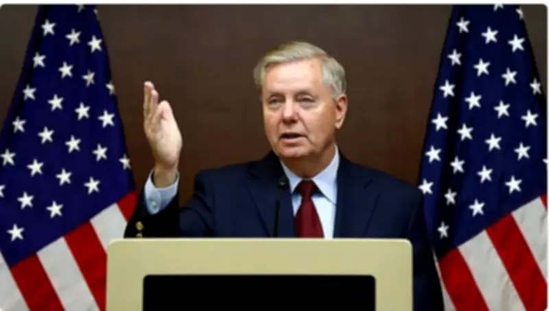 السيناتور جراهام: ترامب مصمم على فتح مضيق هرمز وإيران أمام خيار عسكري صعب