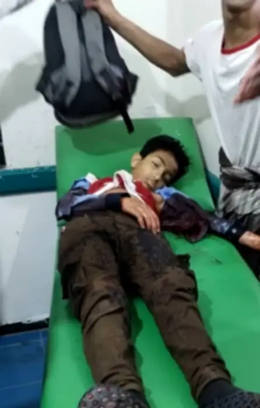 جريمة حرب في تعز.. قناص حوثي يقتل طفلاً أمام شقيقته ويصيب الأسرة بفاجعة مروعة