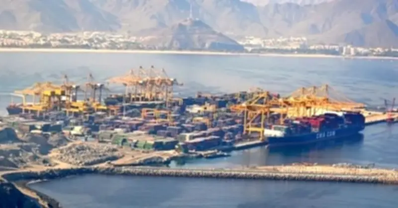 الشارقة تعلن عن حادث استهداف ميناء خورفكان وتؤكد السيطرة على الحريق