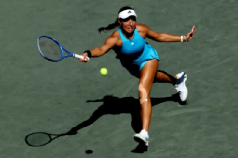 بيغولا تحتفظ بلقب تشارلستون للتنس بفوز سهل على ستارودوبتسيفا