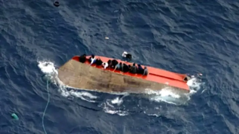 مأساة جديدة في المتوسط: عشرات المفقودين بعد انقلاب قارب مهاجرين قبالة ليبيا