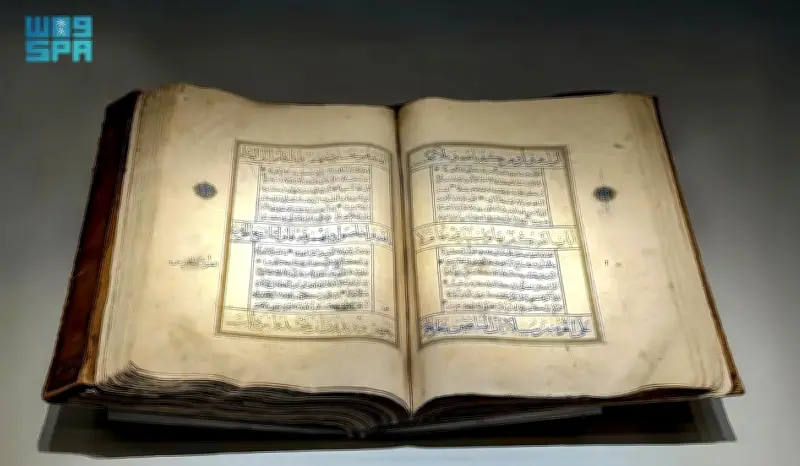 متحف القرآن الكريم يبرز مصحفاً نادراً من القرن الثالث عشر الهجري يعكس فنون الكتابة الإسلامية