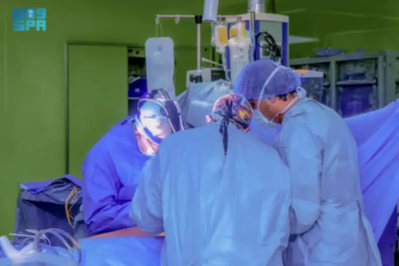 مستشفى الملك فيصل التخصصي يحقق إنجازاً عالمياً بأول سلسلة جراحات كبد روبوتية أحادية المنفذ