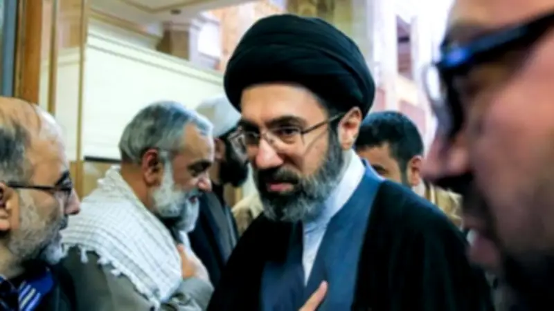 تضارب الأنباء حول صحة مجتبى خامنئي بعد الغارة الجوية: تقارير تكشف إصابات خطيرة وشلل كامل