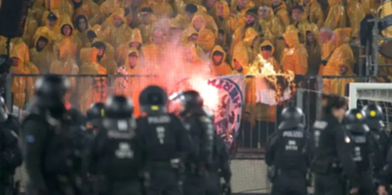 فوضى عارمة في مباراة ألمانية: شغب جماهيري يوقف اللعب ويتسبب في تحقيقات جنائية