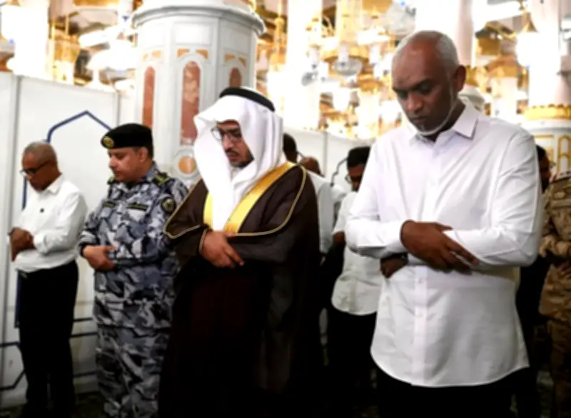 رئيس المالديف يزور المسجد النبوي ويؤدي الصلاة ويسلم على الرسول وصاحبيه