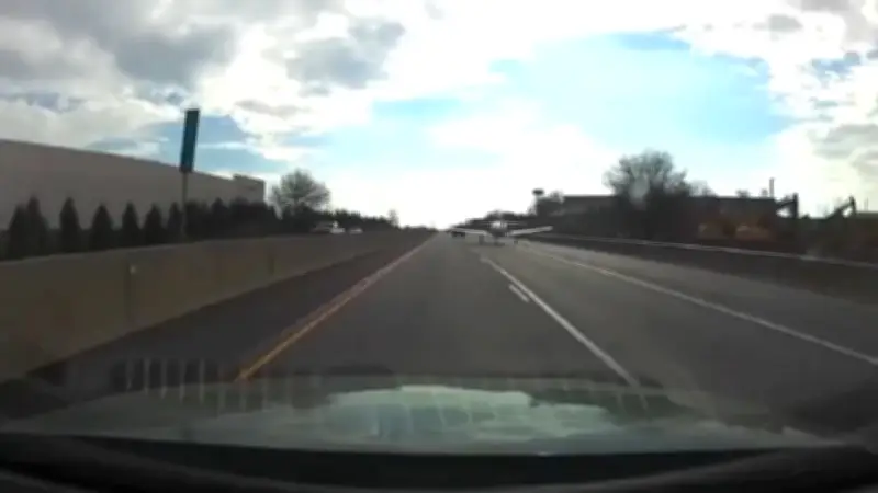 مهارة طيار تنقذ طائرة من كارثة بهبوط اضطراري ناجح على طريق سريع في بنسلفانيا