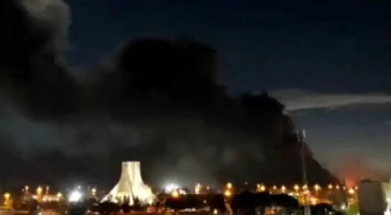 تبادل إيران وإسرائيل الهجمات مع رفض طهران فتح مضيق هرمز ووقف إطلاق النار