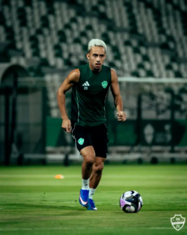 أربعة نجوم أهلاويين على حافة الإيقاف قبل مواجهة النصر في كلاسيكو روشن