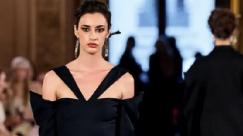 فستان ساجيو الأسود: أناقة خالدة تتنقل بين عفوية الكوكتيل ودراما السهرة