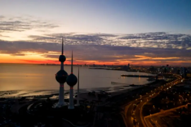 الكويت تطلب من المواطنين والمقيمين البقاء في المنازل من منتصف الليل حتى السادسة صباحاً