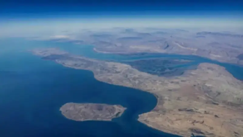 وزير الخارجية الإيراني يعلن فتح مضيق هرمز للملاحة الآمنة لمدة أسبوعين بالتنسيق مع القوات المسلحة