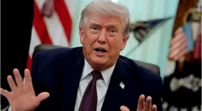 ترامب يعلن وقف إطلاق نار مع إيران ويساعد في معالجة التكدس الملاحي بمضيق هرمز