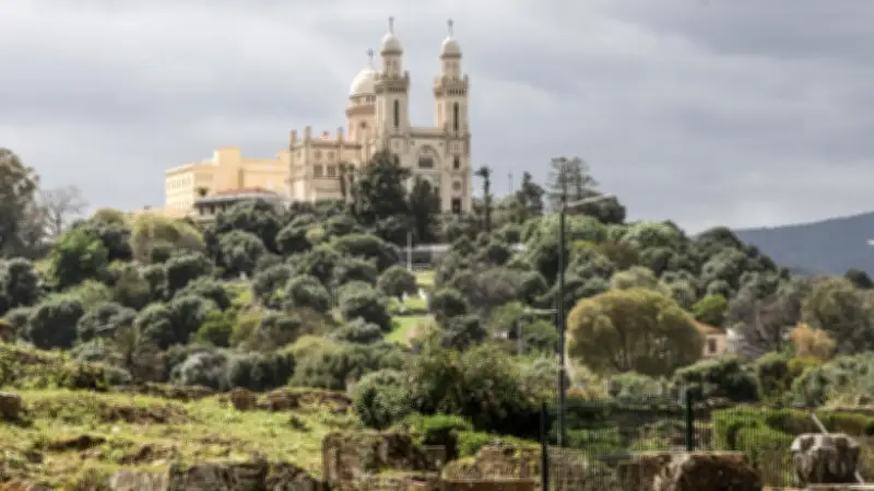 البابا لاوون الرابع عشر يفتتح زيارة تاريخية للجزائر لتعزيز الحوار الإسلامي المسيحي