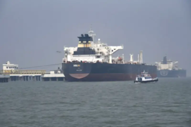 عُمان تؤكد: لا رسوم عبور في مضيق هرمز وفق الاتفاقيات البحرية الدولية