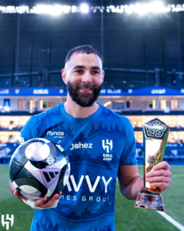 كريم بنزيما يحقق الهاتريك العشرين في مسيرته مع الهلال ويقود فوزاً ساحقاً