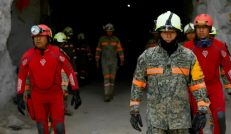 إنقاذ عامل مكسيكي حيًا بعد أسبوعين من الاحتجاز في منجم ذهب منهار