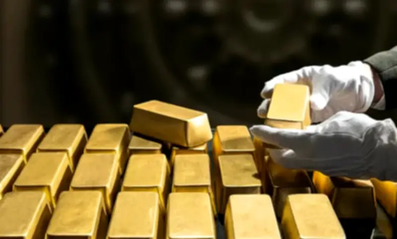 الذهب يتراجع أمام صعود الدولار لكنه يحقق مكاسب أسبوعية للشهر الثالث