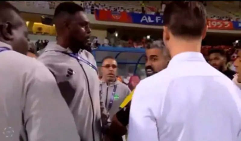 فيديو جديد يوثق حواراً غاضباً بين مترجم الأهلي والحكم الرابع في قضية مباراة الفيحاء