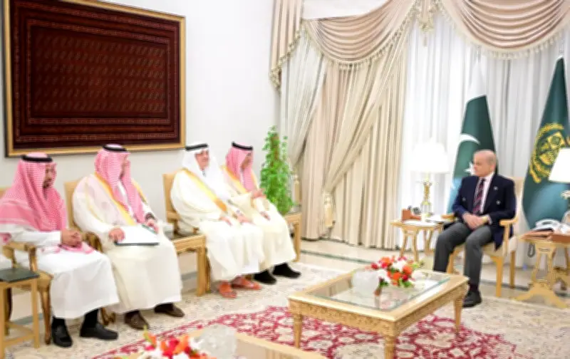 استقبال رئيس الوزراء الباكستاني لوزير المالية السعودي محمد الجدعان في إسلام آباد