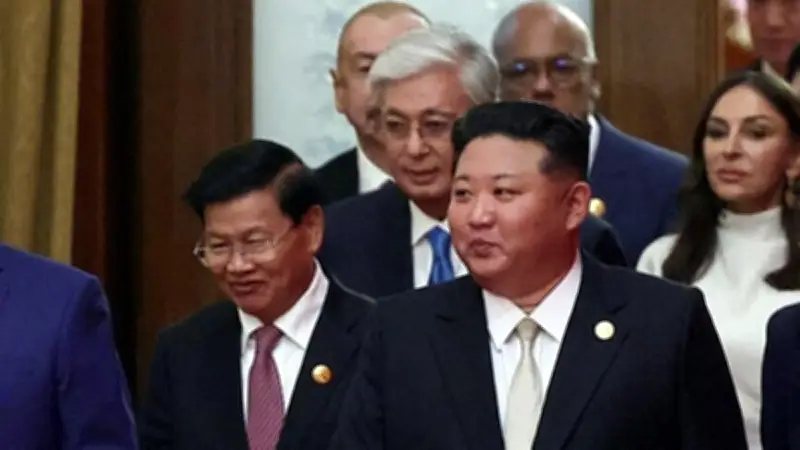 كيم جونغ أون ووزير الخارجية الصيني يؤكدان تعزيز العلاقات الثنائية في محادثات بيونغ يانغ