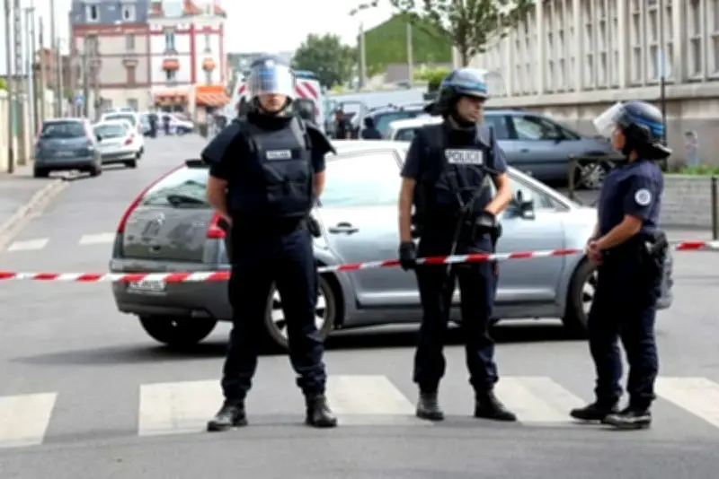 حالة طوارئ في مدرسة فرنسية: تلميذ يطعن زميلته بسكين في حادثة مروعة