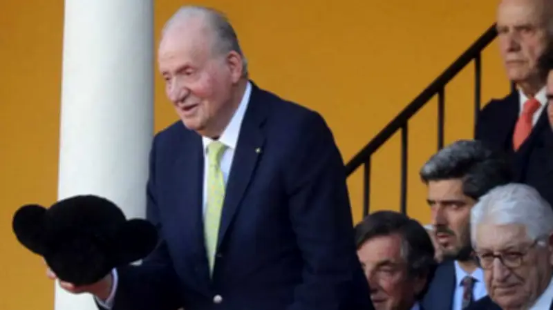 خوان كارلوس يعود إلى إشبيلية وسط تصفيق الحشود لافتتاح موسم مصارعة الثيران