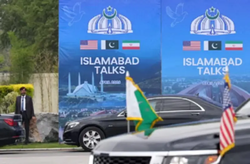 البنتاغون يؤكد عبور مدمرتين أمريكيتين مضيق هرمز رغم النفي الإيراني وسط خلافات حول الإدارة