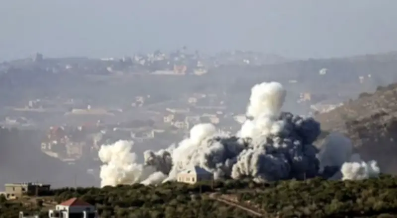 تصعيد عسكري في جنوب لبنان: جيش الاحتلال يستهدف الطيري بقنابل فسفورية رغم دعوات السلام