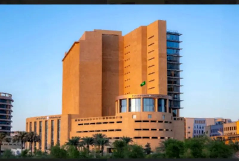 المحكمة الإدارية تؤيد إنهاء خدمة موظف لانقطاعه عن العمل رغم توقيعه في سجلات الحضور