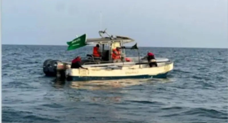 فرق حرس الحدود في الليث تنقذ مقيمين بنجلاديشيين من عرض البحر