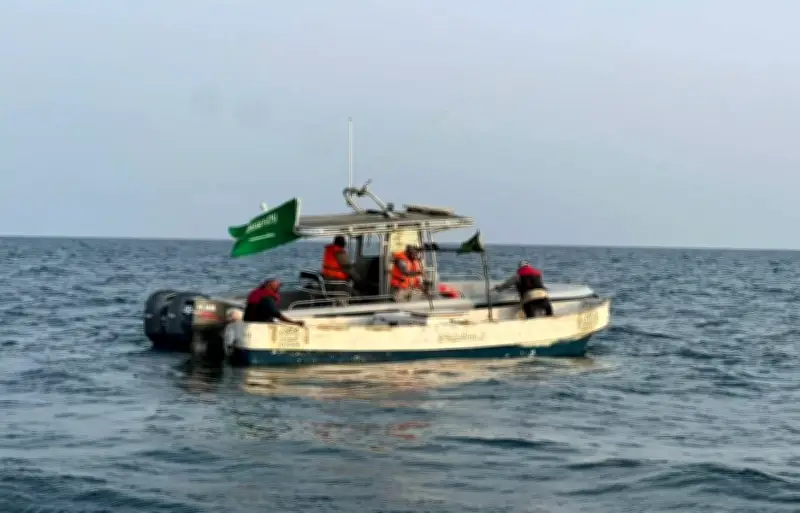 حرس الحدود بمنطقة مكة ينقذ مقيمين بنغلاديشيين بعد تعطل واسطتهما البحرية