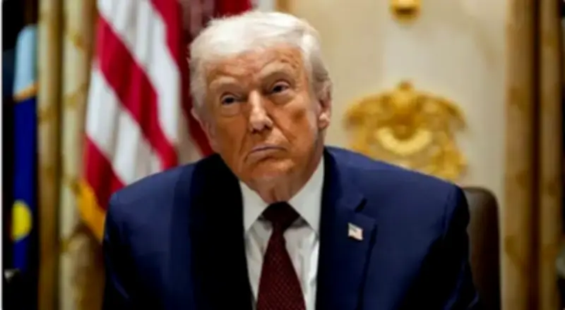 ترامب يتهم إيران بعدم الوفاء بفتح مضيق هرمز ويحذر من طموحاتها النووية